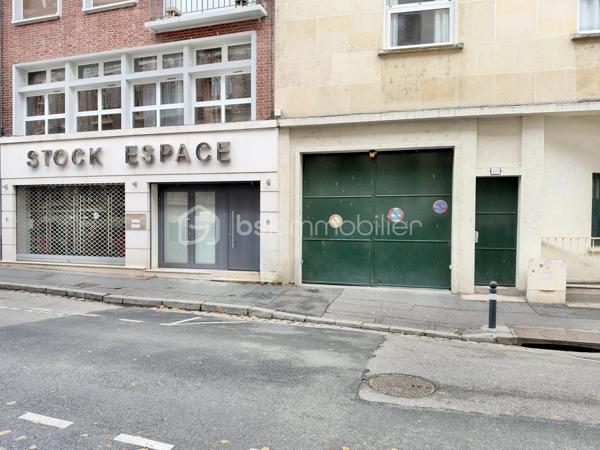 Situé en hyper-centre-ville d’Amiens secteur Hotel de Ville / Halles, au sein d’une copropriété sécurisée, grand garage fermé de 82 m², idéal pour le stationnement de plusieurs véhicules ou pour du stockage.

Dimensions : 13,75 m × 5,95 m.

Possibilité d’acquérir en supplément un second garage 2 voitures fermé attenant de 28 m² (9,40 m × 3 m), au prix de 35 000 €, permettant de disposer d’une surface totale d’environ 110 m².

Une opportunité rare en hyper-centre-ville pour un besoin de stationnement ou de stockage.