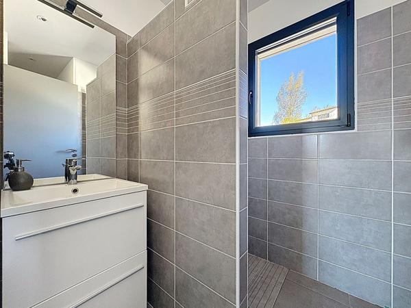 Maison contemporaine 6 pièces à vendre à Nailloux avec vue dégagée sur lac