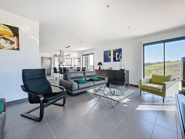 Maison contemporaine 6 pièces à vendre à Nailloux avec vue dégagée sur lac