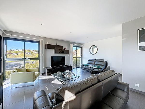Maison contemporaine 6 pièces à vendre à Nailloux avec vue dégagée sur lac