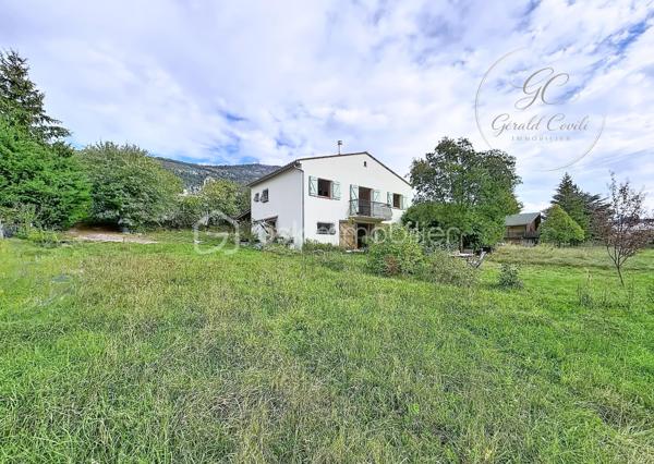Exclusivité Gérald COVILI - BSK Immobilier

Située dans l’arrière-pays grassois, à moins d’une heure de Grasse, dans le magnifique petit village de La Foux-de-Peyroules, cette maison de 134 m² vous séduira par son environnement naturel privilégié, son calme et ses beaux volumes.

Répartie sur deux niveaux, elle propose au rez-de-chaussée un agréable séjour avec cuisine ouverte et poêle à bois, donnant directement accès à la terrasse et au jardin. Vous y trouverez également une chambre ainsi qu’une arrière-cuisine.

À l’étage, un second salon chaleureux avec cheminée s’ouvre sur un balcon offrant une belle vue sur l’environnement naturel. Ce niveau comprend également trois chambres, une salle d’eau, un WC et une buanderie.

La propriété dispose par ailleurs de deux annexes et d’un abri voiture, offrant des espaces complémentaires appréciables.

À l’extérieur, vous profiterez d’un vaste terrain dans un cadre paisible et verdoyant, idéal pour les amoureux de nature, de grands espaces et de tranquillité. Le terrain étant situé en zone agricole protégée, les possibilités d’aménagement et de construction sont soumises aux règles d’urbanisme en vigueur.

Cette propriété conviendra parfaitement à ceux qui recherchent de l’espace et une qualité de vie au plus près de la nature, que ce soit pour une résidence principale ou secondaire.

Une belle opportunité pour profiter d’un environnement préservé, loin de l’agitation !

À visiter sans tarder – Coup de cœur assuré !
Pour tout renseignement ou organiser une visite, contactez Gérald COVILI au 06 14 42 87 03.