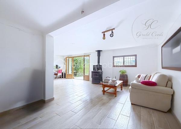 Exclusivité Gérald COVILI - BSK Immobilier

Située dans l’arrière-pays grassois, à moins d’une heure de Grasse, dans le magnifique petit village de La Foux-de-Peyroules, cette maison de 134 m² vous séduira par son environnement naturel privilégié, son calme et ses beaux volumes.

Répartie sur deux niveaux, elle propose au rez-de-chaussée un agréable séjour avec cuisine ouverte et poêle à bois, donnant directement accès à la terrasse et au jardin. Vous y trouverez également une chambre ainsi qu’une arrière-cuisine.

À l’étage, un second salon chaleureux avec cheminée s’ouvre sur un balcon offrant une belle vue sur l’environnement naturel. Ce niveau comprend également trois chambres, une salle d’eau, un WC et une buanderie.

La propriété dispose par ailleurs de deux annexes et d’un abri voiture, offrant des espaces complémentaires appréciables.

À l’extérieur, vous profiterez d’un vaste terrain dans un cadre paisible et verdoyant, idéal pour les amoureux de nature, de grands espaces et de tranquillité. Le terrain étant situé en zone agricole protégée, les possibilités d’aménagement et de construction sont soumises aux règles d’urbanisme en vigueur.

Cette propriété conviendra parfaitement à ceux qui recherchent de l’espace et une qualité de vie au plus près de la nature, que ce soit pour une résidence principale ou secondaire.

Une belle opportunité pour profiter d’un environnement préservé, loin de l’agitation !

À visiter sans tarder – Coup de cœur assuré !
Pour tout renseignement ou organiser une visite, contactez Gérald COVILI au 06 14 42 87 03.