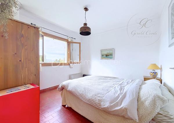 Exclusivité Gérald COVILI - BSK Immobilier

Située dans l’arrière-pays grassois, à moins d’une heure de Grasse, dans le magnifique petit village de La Foux-de-Peyroules, cette maison de 134 m² vous séduira par son environnement naturel privilégié, son calme et ses beaux volumes.

Répartie sur deux niveaux, elle propose au rez-de-chaussée un agréable séjour avec cuisine ouverte et poêle à bois, donnant directement accès à la terrasse et au jardin. Vous y trouverez également une chambre ainsi qu’une arrière-cuisine.

À l’étage, un second salon chaleureux avec cheminée s’ouvre sur un balcon offrant une belle vue sur l’environnement naturel. Ce niveau comprend également trois chambres, une salle d’eau, un WC et une buanderie.

La propriété dispose par ailleurs de deux annexes et d’un abri voiture, offrant des espaces complémentaires appréciables.

À l’extérieur, vous profiterez d’un vaste terrain dans un cadre paisible et verdoyant, idéal pour les amoureux de nature, de grands espaces et de tranquillité. Le terrain étant situé en zone agricole protégée, les possibilités d’aménagement et de construction sont soumises aux règles d’urbanisme en vigueur.

Cette propriété conviendra parfaitement à ceux qui recherchent de l’espace et une qualité de vie au plus près de la nature, que ce soit pour une résidence principale ou secondaire.

Une belle opportunité pour profiter d’un environnement préservé, loin de l’agitation !

À visiter sans tarder – Coup de cœur assuré !
Pour tout renseignement ou organiser une visite, contactez Gérald COVILI au 06 14 42 87 03.