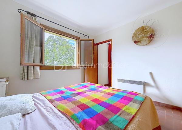 Exclusivité Gérald COVILI - BSK Immobilier

Située dans l’arrière-pays grassois, à moins d’une heure de Grasse, dans le magnifique petit village de La Foux-de-Peyroules, cette maison de 134 m² vous séduira par son environnement naturel privilégié, son calme et ses beaux volumes.

Répartie sur deux niveaux, elle propose au rez-de-chaussée un agréable séjour avec cuisine ouverte et poêle à bois, donnant directement accès à la terrasse et au jardin. Vous y trouverez également une chambre ainsi qu’une arrière-cuisine.

À l’étage, un second salon chaleureux avec cheminée s’ouvre sur un balcon offrant une belle vue sur l’environnement naturel. Ce niveau comprend également trois chambres, une salle d’eau, un WC et une buanderie.

La propriété dispose par ailleurs de deux annexes et d’un abri voiture, offrant des espaces complémentaires appréciables.

À l’extérieur, vous profiterez d’un vaste terrain dans un cadre paisible et verdoyant, idéal pour les amoureux de nature, de grands espaces et de tranquillité. Le terrain étant situé en zone agricole protégée, les possibilités d’aménagement et de construction sont soumises aux règles d’urbanisme en vigueur.

Cette propriété conviendra parfaitement à ceux qui recherchent de l’espace et une qualité de vie au plus près de la nature, que ce soit pour une résidence principale ou secondaire.

Une belle opportunité pour profiter d’un environnement préservé, loin de l’agitation !

À visiter sans tarder – Coup de cœur assuré !
Pour tout renseignement ou organiser une visite, contactez Gérald COVILI au 06 14 42 87 03.