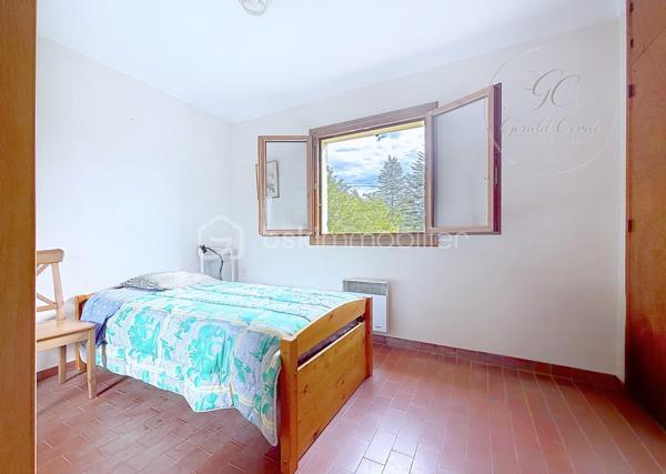 Exclusivité Gérald COVILI - BSK Immobilier

Située dans l’arrière-pays grassois, à moins d’une heure de Grasse, dans le magnifique petit village de La Foux-de-Peyroules, cette maison de 134 m² vous séduira par son environnement naturel privilégié, son calme et ses beaux volumes.

Répartie sur deux niveaux, elle propose au rez-de-chaussée un agréable séjour avec cuisine ouverte et poêle à bois, donnant directement accès à la terrasse et au jardin. Vous y trouverez également une chambre ainsi qu’une arrière-cuisine.

À l’étage, un second salon chaleureux avec cheminée s’ouvre sur un balcon offrant une belle vue sur l’environnement naturel. Ce niveau comprend également trois chambres, une salle d’eau, un WC et une buanderie.

La propriété dispose par ailleurs de deux annexes et d’un abri voiture, offrant des espaces complémentaires appréciables.

À l’extérieur, vous profiterez d’un vaste terrain dans un cadre paisible et verdoyant, idéal pour les amoureux de nature, de grands espaces et de tranquillité. Le terrain étant situé en zone agricole protégée, les possibilités d’aménagement et de construction sont soumises aux règles d’urbanisme en vigueur.

Cette propriété conviendra parfaitement à ceux qui recherchent de l’espace et une qualité de vie au plus près de la nature, que ce soit pour une résidence principale ou secondaire.

Une belle opportunité pour profiter d’un environnement préservé, loin de l’agitation !

À visiter sans tarder – Coup de cœur assuré !
Pour tout renseignement ou organiser une visite, contactez Gérald COVILI au 06 14 42 87 03.