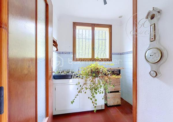 Exclusivité Gérald COVILI - BSK Immobilier

Située dans l’arrière-pays grassois, à moins d’une heure de Grasse, dans le magnifique petit village de La Foux-de-Peyroules, cette maison de 134 m² vous séduira par son environnement naturel privilégié, son calme et ses beaux volumes.

Répartie sur deux niveaux, elle propose au rez-de-chaussée un agréable séjour avec cuisine ouverte et poêle à bois, donnant directement accès à la terrasse et au jardin. Vous y trouverez également une chambre ainsi qu’une arrière-cuisine.

À l’étage, un second salon chaleureux avec cheminée s’ouvre sur un balcon offrant une belle vue sur l’environnement naturel. Ce niveau comprend également trois chambres, une salle d’eau, un WC et une buanderie.

La propriété dispose par ailleurs de deux annexes et d’un abri voiture, offrant des espaces complémentaires appréciables.

À l’extérieur, vous profiterez d’un vaste terrain dans un cadre paisible et verdoyant, idéal pour les amoureux de nature, de grands espaces et de tranquillité. Le terrain étant situé en zone agricole protégée, les possibilités d’aménagement et de construction sont soumises aux règles d’urbanisme en vigueur.

Cette propriété conviendra parfaitement à ceux qui recherchent de l’espace et une qualité de vie au plus près de la nature, que ce soit pour une résidence principale ou secondaire.

Une belle opportunité pour profiter d’un environnement préservé, loin de l’agitation !

À visiter sans tarder – Coup de cœur assuré !
Pour tout renseignement ou organiser une visite, contactez Gérald COVILI au 06 14 42 87 03.