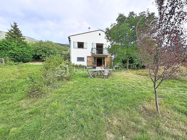 Exclusivité Gérald COVILI - BSK Immobilier

Située dans l’arrière-pays grassois, à moins d’une heure de Grasse, dans le magnifique petit village de La Foux-de-Peyroules, cette maison de 134 m² vous séduira par son environnement naturel privilégié, son calme et ses beaux volumes.

Répartie sur deux niveaux, elle propose au rez-de-chaussée un agréable séjour avec cuisine ouverte et poêle à bois, donnant directement accès à la terrasse et au jardin. Vous y trouverez également une chambre ainsi qu’une arrière-cuisine.

À l’étage, un second salon chaleureux avec cheminée s’ouvre sur un balcon offrant une belle vue sur l’environnement naturel. Ce niveau comprend également trois chambres, une salle d’eau, un WC et une buanderie.

La propriété dispose par ailleurs de deux annexes et d’un abri voiture, offrant des espaces complémentaires appréciables.

À l’extérieur, vous profiterez d’un vaste terrain dans un cadre paisible et verdoyant, idéal pour les amoureux de nature, de grands espaces et de tranquillité. Le terrain étant situé en zone agricole protégée, les possibilités d’aménagement et de construction sont soumises aux règles d’urbanisme en vigueur.

Cette propriété conviendra parfaitement à ceux qui recherchent de l’espace et une qualité de vie au plus près de la nature, que ce soit pour une résidence principale ou secondaire.

Une belle opportunité pour profiter d’un environnement préservé, loin de l’agitation !

À visiter sans tarder – Coup de cœur assuré !
Pour tout renseignement ou organiser une visite, contactez Gérald COVILI au 06 14 42 87 03.