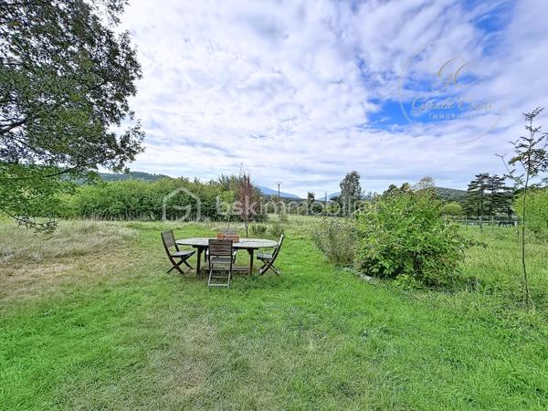 Exclusivité Gérald COVILI - BSK Immobilier

Située dans l’arrière-pays grassois, à moins d’une heure de Grasse, dans le magnifique petit village de La Foux-de-Peyroules, cette maison de 134 m² vous séduira par son environnement naturel privilégié, son calme et ses beaux volumes.

Répartie sur deux niveaux, elle propose au rez-de-chaussée un agréable séjour avec cuisine ouverte et poêle à bois, donnant directement accès à la terrasse et au jardin. Vous y trouverez également une chambre ainsi qu’une arrière-cuisine.

À l’étage, un second salon chaleureux avec cheminée s’ouvre sur un balcon offrant une belle vue sur l’environnement naturel. Ce niveau comprend également trois chambres, une salle d’eau, un WC et une buanderie.

La propriété dispose par ailleurs de deux annexes et d’un abri voiture, offrant des espaces complémentaires appréciables.

À l’extérieur, vous profiterez d’un vaste terrain dans un cadre paisible et verdoyant, idéal pour les amoureux de nature, de grands espaces et de tranquillité. Le terrain étant situé en zone agricole protégée, les possibilités d’aménagement et de construction sont soumises aux règles d’urbanisme en vigueur.

Cette propriété conviendra parfaitement à ceux qui recherchent de l’espace et une qualité de vie au plus près de la nature, que ce soit pour une résidence principale ou secondaire.

Une belle opportunité pour profiter d’un environnement préservé, loin de l’agitation !

À visiter sans tarder – Coup de cœur assuré !
Pour tout renseignement ou organiser une visite, contactez Gérald COVILI au 06 14 42 87 03.