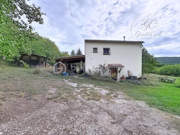 Exclusivité Gérald COVILI - BSK Immobilier

Située dans l’arrière-pays grassois, à moins d’une heure de Grasse, dans le magnifique petit village de La Foux-de-Peyroules, cette maison de 134 m² vous séduira par son environnement naturel privilégié, son calme et ses beaux volumes.

Répartie sur deux niveaux, elle propose au rez-de-chaussée un agréable séjour avec cuisine ouverte et poêle à bois, donnant directement accès à la terrasse et au jardin. Vous y trouverez également une chambre ainsi qu’une arrière-cuisine.

À l’étage, un second salon chaleureux avec cheminée s’ouvre sur un balcon offrant une belle vue sur l’environnement naturel. Ce niveau comprend également trois chambres, une salle d’eau, un WC et une buanderie.

La propriété dispose par ailleurs de deux annexes et d’un abri voiture, offrant des espaces complémentaires appréciables.

À l’extérieur, vous profiterez d’un vaste terrain dans un cadre paisible et verdoyant, idéal pour les amoureux de nature, de grands espaces et de tranquillité. Le terrain étant situé en zone agricole protégée, les possibilités d’aménagement et de construction sont soumises aux règles d’urbanisme en vigueur.

Cette propriété conviendra parfaitement à ceux qui recherchent de l’espace et une qualité de vie au plus près de la nature, que ce soit pour une résidence principale ou secondaire.

Une belle opportunité pour profiter d’un environnement préservé, loin de l’agitation !

À visiter sans tarder – Coup de cœur assuré !
Pour tout renseignement ou organiser une visite, contactez Gérald COVILI au 06 14 42 87 03.