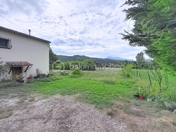 Exclusivité Gérald COVILI - BSK Immobilier

Située dans l’arrière-pays grassois, à moins d’une heure de Grasse, dans le magnifique petit village de La Foux-de-Peyroules, cette maison de 134 m² vous séduira par son environnement naturel privilégié, son calme et ses beaux volumes.

Répartie sur deux niveaux, elle propose au rez-de-chaussée un agréable séjour avec cuisine ouverte et poêle à bois, donnant directement accès à la terrasse et au jardin. Vous y trouverez également une chambre ainsi qu’une arrière-cuisine.

À l’étage, un second salon chaleureux avec cheminée s’ouvre sur un balcon offrant une belle vue sur l’environnement naturel. Ce niveau comprend également trois chambres, une salle d’eau, un WC et une buanderie.

La propriété dispose par ailleurs de deux annexes et d’un abri voiture, offrant des espaces complémentaires appréciables.

À l’extérieur, vous profiterez d’un vaste terrain dans un cadre paisible et verdoyant, idéal pour les amoureux de nature, de grands espaces et de tranquillité. Le terrain étant situé en zone agricole protégée, les possibilités d’aménagement et de construction sont soumises aux règles d’urbanisme en vigueur.

Cette propriété conviendra parfaitement à ceux qui recherchent de l’espace et une qualité de vie au plus près de la nature, que ce soit pour une résidence principale ou secondaire.

Une belle opportunité pour profiter d’un environnement préservé, loin de l’agitation !

À visiter sans tarder – Coup de cœur assuré !
Pour tout renseignement ou organiser une visite, contactez Gérald COVILI au 06 14 42 87 03.