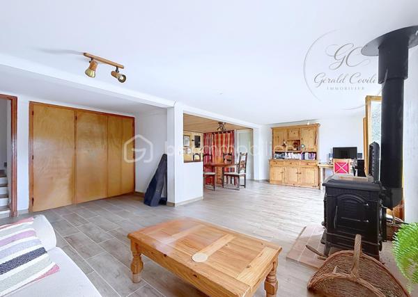 Exclusivité Gérald COVILI - BSK Immobilier

Située dans l’arrière-pays grassois, à moins d’une heure de Grasse, dans le magnifique petit village de La Foux-de-Peyroules, cette maison de 134 m² vous séduira par son environnement naturel privilégié, son calme et ses beaux volumes.

Répartie sur deux niveaux, elle propose au rez-de-chaussée un agréable séjour avec cuisine ouverte et poêle à bois, donnant directement accès à la terrasse et au jardin. Vous y trouverez également une chambre ainsi qu’une arrière-cuisine.

À l’étage, un second salon chaleureux avec cheminée s’ouvre sur un balcon offrant une belle vue sur l’environnement naturel. Ce niveau comprend également trois chambres, une salle d’eau, un WC et une buanderie.

La propriété dispose par ailleurs de deux annexes et d’un abri voiture, offrant des espaces complémentaires appréciables.

À l’extérieur, vous profiterez d’un vaste terrain dans un cadre paisible et verdoyant, idéal pour les amoureux de nature, de grands espaces et de tranquillité. Le terrain étant situé en zone agricole protégée, les possibilités d’aménagement et de construction sont soumises aux règles d’urbanisme en vigueur.

Cette propriété conviendra parfaitement à ceux qui recherchent de l’espace et une qualité de vie au plus près de la nature, que ce soit pour une résidence principale ou secondaire.

Une belle opportunité pour profiter d’un environnement préservé, loin de l’agitation !

À visiter sans tarder – Coup de cœur assuré !
Pour tout renseignement ou organiser une visite, contactez Gérald COVILI au 06 14 42 87 03.