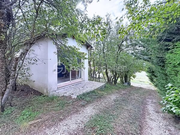 Exclusivité Gérald COVILI - BSK Immobilier

Située dans l’arrière-pays grassois, à moins d’une heure de Grasse, dans le magnifique petit village de La Foux-de-Peyroules, cette maison de 134 m² vous séduira par son environnement naturel privilégié, son calme et ses beaux volumes.

Répartie sur deux niveaux, elle propose au rez-de-chaussée un agréable séjour avec cuisine ouverte et poêle à bois, donnant directement accès à la terrasse et au jardin. Vous y trouverez également une chambre ainsi qu’une arrière-cuisine.

À l’étage, un second salon chaleureux avec cheminée s’ouvre sur un balcon offrant une belle vue sur l’environnement naturel. Ce niveau comprend également trois chambres, une salle d’eau, un WC et une buanderie.

La propriété dispose par ailleurs de deux annexes et d’un abri voiture, offrant des espaces complémentaires appréciables.

À l’extérieur, vous profiterez d’un vaste terrain dans un cadre paisible et verdoyant, idéal pour les amoureux de nature, de grands espaces et de tranquillité. Le terrain étant situé en zone agricole protégée, les possibilités d’aménagement et de construction sont soumises aux règles d’urbanisme en vigueur.

Cette propriété conviendra parfaitement à ceux qui recherchent de l’espace et une qualité de vie au plus près de la nature, que ce soit pour une résidence principale ou secondaire.

Une belle opportunité pour profiter d’un environnement préservé, loin de l’agitation !

À visiter sans tarder – Coup de cœur assuré !
Pour tout renseignement ou organiser une visite, contactez Gérald COVILI au 06 14 42 87 03.