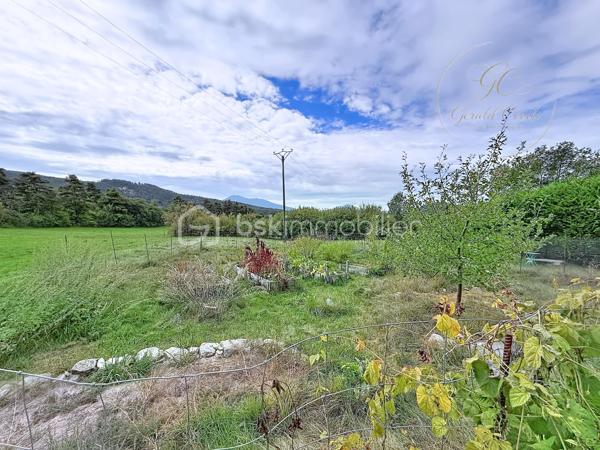 Exclusivité Gérald COVILI - BSK Immobilier

Située dans l’arrière-pays grassois, à moins d’une heure de Grasse, dans le magnifique petit village de La Foux-de-Peyroules, cette maison de 134 m² vous séduira par son environnement naturel privilégié, son calme et ses beaux volumes.

Répartie sur deux niveaux, elle propose au rez-de-chaussée un agréable séjour avec cuisine ouverte et poêle à bois, donnant directement accès à la terrasse et au jardin. Vous y trouverez également une chambre ainsi qu’une arrière-cuisine.

À l’étage, un second salon chaleureux avec cheminée s’ouvre sur un balcon offrant une belle vue sur l’environnement naturel. Ce niveau comprend également trois chambres, une salle d’eau, un WC et une buanderie.

La propriété dispose par ailleurs de deux annexes et d’un abri voiture, offrant des espaces complémentaires appréciables.

À l’extérieur, vous profiterez d’un vaste terrain dans un cadre paisible et verdoyant, idéal pour les amoureux de nature, de grands espaces et de tranquillité. Le terrain étant situé en zone agricole protégée, les possibilités d’aménagement et de construction sont soumises aux règles d’urbanisme en vigueur.

Cette propriété conviendra parfaitement à ceux qui recherchent de l’espace et une qualité de vie au plus près de la nature, que ce soit pour une résidence principale ou secondaire.

Une belle opportunité pour profiter d’un environnement préservé, loin de l’agitation !

À visiter sans tarder – Coup de cœur assuré !
Pour tout renseignement ou organiser une visite, contactez Gérald COVILI au 06 14 42 87 03.