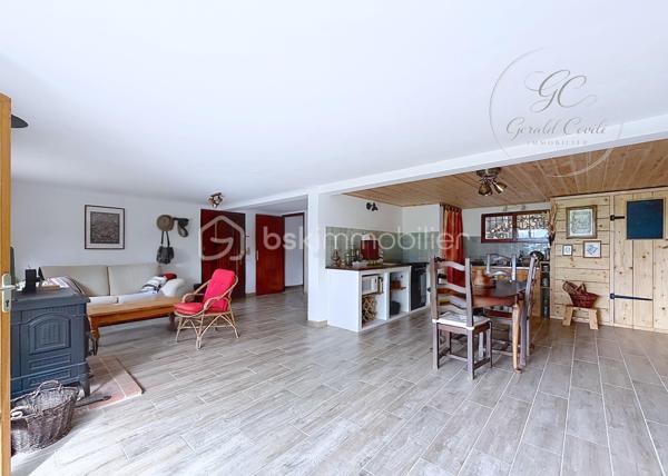 Exclusivité Gérald COVILI - BSK Immobilier

Située dans l’arrière-pays grassois, à moins d’une heure de Grasse, dans le magnifique petit village de La Foux-de-Peyroules, cette maison de 134 m² vous séduira par son environnement naturel privilégié, son calme et ses beaux volumes.

Répartie sur deux niveaux, elle propose au rez-de-chaussée un agréable séjour avec cuisine ouverte et poêle à bois, donnant directement accès à la terrasse et au jardin. Vous y trouverez également une chambre ainsi qu’une arrière-cuisine.

À l’étage, un second salon chaleureux avec cheminée s’ouvre sur un balcon offrant une belle vue sur l’environnement naturel. Ce niveau comprend également trois chambres, une salle d’eau, un WC et une buanderie.

La propriété dispose par ailleurs de deux annexes et d’un abri voiture, offrant des espaces complémentaires appréciables.

À l’extérieur, vous profiterez d’un vaste terrain dans un cadre paisible et verdoyant, idéal pour les amoureux de nature, de grands espaces et de tranquillité. Le terrain étant situé en zone agricole protégée, les possibilités d’aménagement et de construction sont soumises aux règles d’urbanisme en vigueur.

Cette propriété conviendra parfaitement à ceux qui recherchent de l’espace et une qualité de vie au plus près de la nature, que ce soit pour une résidence principale ou secondaire.

Une belle opportunité pour profiter d’un environnement préservé, loin de l’agitation !

À visiter sans tarder – Coup de cœur assuré !
Pour tout renseignement ou organiser une visite, contactez Gérald COVILI au 06 14 42 87 03.