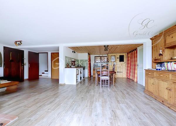 Exclusivité Gérald COVILI - BSK Immobilier

Située dans l’arrière-pays grassois, à moins d’une heure de Grasse, dans le magnifique petit village de La Foux-de-Peyroules, cette maison de 134 m² vous séduira par son environnement naturel privilégié, son calme et ses beaux volumes.

Répartie sur deux niveaux, elle propose au rez-de-chaussée un agréable séjour avec cuisine ouverte et poêle à bois, donnant directement accès à la terrasse et au jardin. Vous y trouverez également une chambre ainsi qu’une arrière-cuisine.

À l’étage, un second salon chaleureux avec cheminée s’ouvre sur un balcon offrant une belle vue sur l’environnement naturel. Ce niveau comprend également trois chambres, une salle d’eau, un WC et une buanderie.

La propriété dispose par ailleurs de deux annexes et d’un abri voiture, offrant des espaces complémentaires appréciables.

À l’extérieur, vous profiterez d’un vaste terrain dans un cadre paisible et verdoyant, idéal pour les amoureux de nature, de grands espaces et de tranquillité. Le terrain étant situé en zone agricole protégée, les possibilités d’aménagement et de construction sont soumises aux règles d’urbanisme en vigueur.

Cette propriété conviendra parfaitement à ceux qui recherchent de l’espace et une qualité de vie au plus près de la nature, que ce soit pour une résidence principale ou secondaire.

Une belle opportunité pour profiter d’un environnement préservé, loin de l’agitation !

À visiter sans tarder – Coup de cœur assuré !
Pour tout renseignement ou organiser une visite, contactez Gérald COVILI au 06 14 42 87 03.