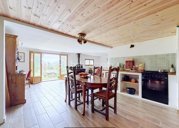 Exclusivité Gérald COVILI - BSK Immobilier

Située dans l’arrière-pays grassois, à moins d’une heure de Grasse, dans le magnifique petit village de La Foux-de-Peyroules, cette maison de 134 m² vous séduira par son environnement naturel privilégié, son calme et ses beaux volumes.

Répartie sur deux niveaux, elle propose au rez-de-chaussée un agréable séjour avec cuisine ouverte et poêle à bois, donnant directement accès à la terrasse et au jardin. Vous y trouverez également une chambre ainsi qu’une arrière-cuisine.

À l’étage, un second salon chaleureux avec cheminée s’ouvre sur un balcon offrant une belle vue sur l’environnement naturel. Ce niveau comprend également trois chambres, une salle d’eau, un WC et une buanderie.

La propriété dispose par ailleurs de deux annexes et d’un abri voiture, offrant des espaces complémentaires appréciables.

À l’extérieur, vous profiterez d’un vaste terrain dans un cadre paisible et verdoyant, idéal pour les amoureux de nature, de grands espaces et de tranquillité. Le terrain étant situé en zone agricole protégée, les possibilités d’aménagement et de construction sont soumises aux règles d’urbanisme en vigueur.

Cette propriété conviendra parfaitement à ceux qui recherchent de l’espace et une qualité de vie au plus près de la nature, que ce soit pour une résidence principale ou secondaire.

Une belle opportunité pour profiter d’un environnement préservé, loin de l’agitation !

À visiter sans tarder – Coup de cœur assuré !
Pour tout renseignement ou organiser une visite, contactez Gérald COVILI au 06 14 42 87 03.