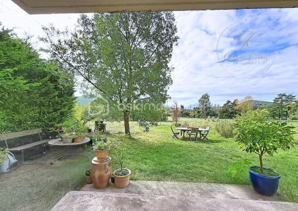 Exclusivité Gérald COVILI - BSK Immobilier

Située dans l’arrière-pays grassois, à moins d’une heure de Grasse, dans le magnifique petit village de La Foux-de-Peyroules, cette maison de 134 m² vous séduira par son environnement naturel privilégié, son calme et ses beaux volumes.

Répartie sur deux niveaux, elle propose au rez-de-chaussée un agréable séjour avec cuisine ouverte et poêle à bois, donnant directement accès à la terrasse et au jardin. Vous y trouverez également une chambre ainsi qu’une arrière-cuisine.

À l’étage, un second salon chaleureux avec cheminée s’ouvre sur un balcon offrant une belle vue sur l’environnement naturel. Ce niveau comprend également trois chambres, une salle d’eau, un WC et une buanderie.

La propriété dispose par ailleurs de deux annexes et d’un abri voiture, offrant des espaces complémentaires appréciables.

À l’extérieur, vous profiterez d’un vaste terrain dans un cadre paisible et verdoyant, idéal pour les amoureux de nature, de grands espaces et de tranquillité. Le terrain étant situé en zone agricole protégée, les possibilités d’aménagement et de construction sont soumises aux règles d’urbanisme en vigueur.

Cette propriété conviendra parfaitement à ceux qui recherchent de l’espace et une qualité de vie au plus près de la nature, que ce soit pour une résidence principale ou secondaire.

Une belle opportunité pour profiter d’un environnement préservé, loin de l’agitation !

À visiter sans tarder – Coup de cœur assuré !
Pour tout renseignement ou organiser une visite, contactez Gérald COVILI au 06 14 42 87 03.