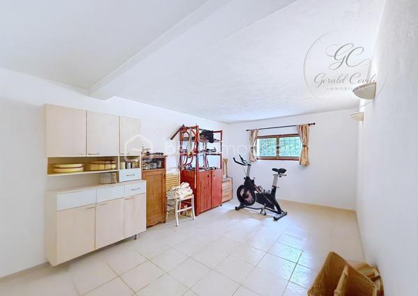 Exclusivité Gérald COVILI - BSK Immobilier

Située dans l’arrière-pays grassois, à moins d’une heure de Grasse, dans le magnifique petit village de La Foux-de-Peyroules, cette maison de 134 m² vous séduira par son environnement naturel privilégié, son calme et ses beaux volumes.

Répartie sur deux niveaux, elle propose au rez-de-chaussée un agréable séjour avec cuisine ouverte et poêle à bois, donnant directement accès à la terrasse et au jardin. Vous y trouverez également une chambre ainsi qu’une arrière-cuisine.

À l’étage, un second salon chaleureux avec cheminée s’ouvre sur un balcon offrant une belle vue sur l’environnement naturel. Ce niveau comprend également trois chambres, une salle d’eau, un WC et une buanderie.

La propriété dispose par ailleurs de deux annexes et d’un abri voiture, offrant des espaces complémentaires appréciables.

À l’extérieur, vous profiterez d’un vaste terrain dans un cadre paisible et verdoyant, idéal pour les amoureux de nature, de grands espaces et de tranquillité. Le terrain étant situé en zone agricole protégée, les possibilités d’aménagement et de construction sont soumises aux règles d’urbanisme en vigueur.

Cette propriété conviendra parfaitement à ceux qui recherchent de l’espace et une qualité de vie au plus près de la nature, que ce soit pour une résidence principale ou secondaire.

Une belle opportunité pour profiter d’un environnement préservé, loin de l’agitation !

À visiter sans tarder – Coup de cœur assuré !
Pour tout renseignement ou organiser une visite, contactez Gérald COVILI au 06 14 42 87 03.