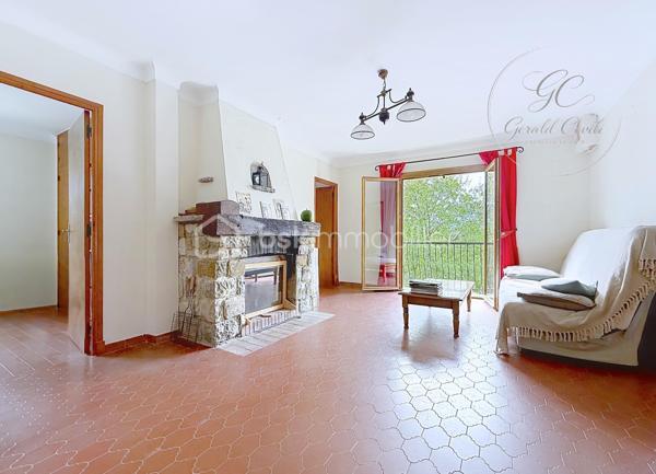 Exclusivité Gérald COVILI - BSK Immobilier

Située dans l’arrière-pays grassois, à moins d’une heure de Grasse, dans le magnifique petit village de La Foux-de-Peyroules, cette maison de 134 m² vous séduira par son environnement naturel privilégié, son calme et ses beaux volumes.

Répartie sur deux niveaux, elle propose au rez-de-chaussée un agréable séjour avec cuisine ouverte et poêle à bois, donnant directement accès à la terrasse et au jardin. Vous y trouverez également une chambre ainsi qu’une arrière-cuisine.

À l’étage, un second salon chaleureux avec cheminée s’ouvre sur un balcon offrant une belle vue sur l’environnement naturel. Ce niveau comprend également trois chambres, une salle d’eau, un WC et une buanderie.

La propriété dispose par ailleurs de deux annexes et d’un abri voiture, offrant des espaces complémentaires appréciables.

À l’extérieur, vous profiterez d’un vaste terrain dans un cadre paisible et verdoyant, idéal pour les amoureux de nature, de grands espaces et de tranquillité. Le terrain étant situé en zone agricole protégée, les possibilités d’aménagement et de construction sont soumises aux règles d’urbanisme en vigueur.

Cette propriété conviendra parfaitement à ceux qui recherchent de l’espace et une qualité de vie au plus près de la nature, que ce soit pour une résidence principale ou secondaire.

Une belle opportunité pour profiter d’un environnement préservé, loin de l’agitation !

À visiter sans tarder – Coup de cœur assuré !
Pour tout renseignement ou organiser une visite, contactez Gérald COVILI au 06 14 42 87 03.
