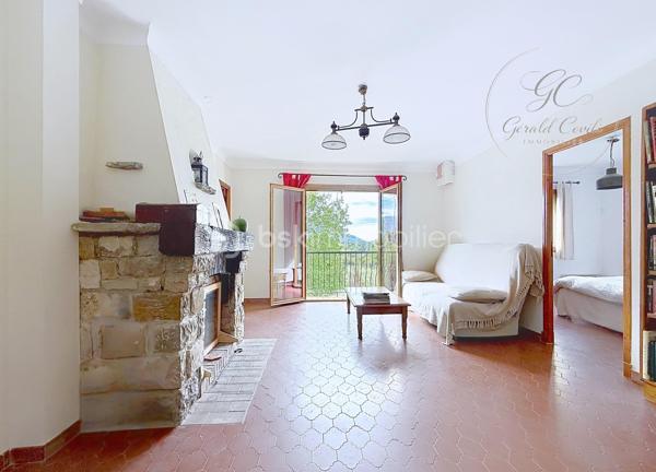 Exclusivité Gérald COVILI - BSK Immobilier

Située dans l’arrière-pays grassois, à moins d’une heure de Grasse, dans le magnifique petit village de La Foux-de-Peyroules, cette maison de 134 m² vous séduira par son environnement naturel privilégié, son calme et ses beaux volumes.

Répartie sur deux niveaux, elle propose au rez-de-chaussée un agréable séjour avec cuisine ouverte et poêle à bois, donnant directement accès à la terrasse et au jardin. Vous y trouverez également une chambre ainsi qu’une arrière-cuisine.

À l’étage, un second salon chaleureux avec cheminée s’ouvre sur un balcon offrant une belle vue sur l’environnement naturel. Ce niveau comprend également trois chambres, une salle d’eau, un WC et une buanderie.

La propriété dispose par ailleurs de deux annexes et d’un abri voiture, offrant des espaces complémentaires appréciables.

À l’extérieur, vous profiterez d’un vaste terrain dans un cadre paisible et verdoyant, idéal pour les amoureux de nature, de grands espaces et de tranquillité. Le terrain étant situé en zone agricole protégée, les possibilités d’aménagement et de construction sont soumises aux règles d’urbanisme en vigueur.

Cette propriété conviendra parfaitement à ceux qui recherchent de l’espace et une qualité de vie au plus près de la nature, que ce soit pour une résidence principale ou secondaire.

Une belle opportunité pour profiter d’un environnement préservé, loin de l’agitation !

À visiter sans tarder – Coup de cœur assuré !
Pour tout renseignement ou organiser une visite, contactez Gérald COVILI au 06 14 42 87 03.