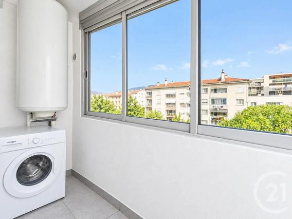 Appartement F3 à vendre  3 pièces - 55 m 2   TOULON  - 83