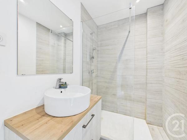 Appartement F3 à vendre  3 pièces - 55 m 2   TOULON  - 83