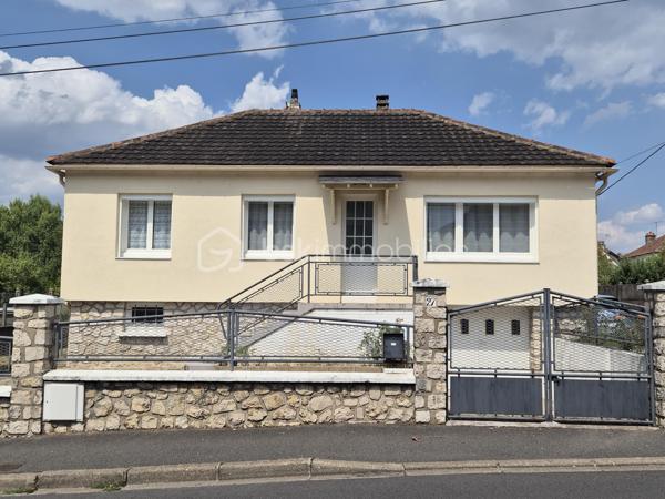 Maison sur sous-sol aménagé avec terrain de 1000 m2 environ avec une piscine hors sol et cabanons fermés.

Situé à 5 minutes à pied du centre-ville, de la gare desservant Paris Bercy et d'une grande surface, ce bien se compose :

Au sous-sol aménagé :

-  un grand garage de 20 m2 environ avec rangements divers.
-  deux chambres de 18 m2 et 12 m2.
-  une pièce buanderie de 8,27 m2 environ avec chaudière gaz, lavabos, wc et lave-linge

Au 2ème niveau :

-  une grande pièce à vivre très lumineuse et spacieuse avec cuisine ouverte de 37 m2 environ.
-  deux chambres de 10 m2 environ.
-  un dégagement pour accès wc et salle d'eau de 1 m2 environ.
-  une salle d'eau refaite à neuf de 5 m2 environ.
-  un wc séparé de 1,30 m2 environ.

Travaux importants réalisés apportant un confort maximum au bien :

-  isolation extérieure réalisée en 2023
-  gouttières en 2023
-  salle d'eau et wc (entièrement) en 2023
-  tableau électrique en 2022

Piscine extérieure hors-sol en bon état.
Menuiseries PVC double vitrage. Volets roulants éléctriques.
Fibre optique.
Taxe foncière : 1 259 €

Venez visiter rapidement ce bien habitable de suite !