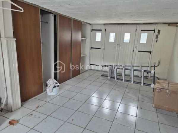 Maison sur sous-sol aménagé avec terrain de 1000 m2 environ avec une piscine hors sol et cabanons fermés.

Situé à 5 minutes à pied du centre-ville, de la gare desservant Paris Bercy et d'une grande surface, ce bien se compose :

Au sous-sol aménagé :

-  un grand garage de 20 m2 environ avec rangements divers.
-  deux chambres de 18 m2 et 12 m2.
-  une pièce buanderie de 8,27 m2 environ avec chaudière gaz, lavabos, wc et lave-linge

Au 2ème niveau :

-  une grande pièce à vivre très lumineuse et spacieuse avec cuisine ouverte de 37 m2 environ.
-  deux chambres de 10 m2 environ.
-  un dégagement pour accès wc et salle d'eau de 1 m2 environ.
-  une salle d'eau refaite à neuf de 5 m2 environ.
-  un wc séparé de 1,30 m2 environ.

Travaux importants réalisés apportant un confort maximum au bien :

-  isolation extérieure réalisée en 2023
-  gouttières en 2023
-  salle d'eau et wc (entièrement) en 2023
-  tableau électrique en 2022

Piscine extérieure hors-sol en bon état.
Menuiseries PVC double vitrage. Volets roulants éléctriques.
Fibre optique.
Taxe foncière : 1 259 €

Venez visiter rapidement ce bien habitable de suite !