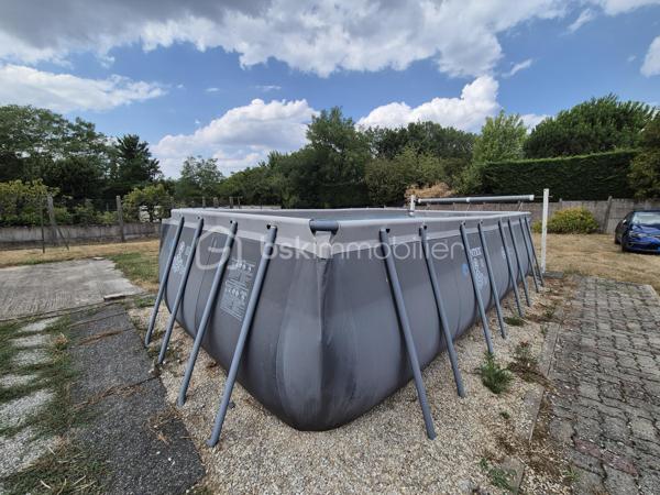 Maison sur sous-sol aménagé avec terrain de 1000 m2 environ avec une piscine hors sol et cabanons fermés.

Situé à 5 minutes à pied du centre-ville, de la gare desservant Paris Bercy et d'une grande surface, ce bien se compose :

Au sous-sol aménagé :

-  un grand garage de 20 m2 environ avec rangements divers.
-  deux chambres de 18 m2 et 12 m2.
-  une pièce buanderie de 8,27 m2 environ avec chaudière gaz, lavabos, wc et lave-linge

Au 2ème niveau :

-  une grande pièce à vivre très lumineuse et spacieuse avec cuisine ouverte de 37 m2 environ.
-  deux chambres de 10 m2 environ.
-  un dégagement pour accès wc et salle d'eau de 1 m2 environ.
-  une salle d'eau refaite à neuf de 5 m2 environ.
-  un wc séparé de 1,30 m2 environ.

Travaux importants réalisés apportant un confort maximum au bien :

-  isolation extérieure réalisée en 2023
-  gouttières en 2023
-  salle d'eau et wc (entièrement) en 2023
-  tableau électrique en 2022

Piscine extérieure hors-sol en bon état.
Menuiseries PVC double vitrage. Volets roulants éléctriques.
Fibre optique.
Taxe foncière : 1 259 €

Venez visiter rapidement ce bien habitable de suite !