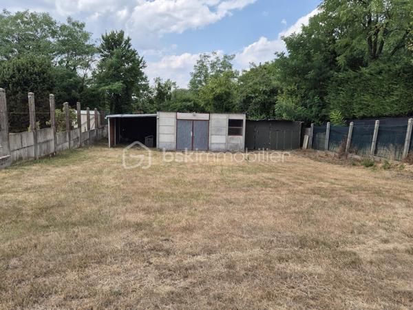 Maison sur sous-sol aménagé avec terrain de 1000 m2 environ avec une piscine hors sol et cabanons fermés.

Situé à 5 minutes à pied du centre-ville, de la gare desservant Paris Bercy et d'une grande surface, ce bien se compose :

Au sous-sol aménagé :

-  un grand garage de 20 m2 environ avec rangements divers.
-  deux chambres de 18 m2 et 12 m2.
-  une pièce buanderie de 8,27 m2 environ avec chaudière gaz, lavabos, wc et lave-linge

Au 2ème niveau :

-  une grande pièce à vivre très lumineuse et spacieuse avec cuisine ouverte de 37 m2 environ.
-  deux chambres de 10 m2 environ.
-  un dégagement pour accès wc et salle d'eau de 1 m2 environ.
-  une salle d'eau refaite à neuf de 5 m2 environ.
-  un wc séparé de 1,30 m2 environ.

Travaux importants réalisés apportant un confort maximum au bien :

-  isolation extérieure réalisée en 2023
-  gouttières en 2023
-  salle d'eau et wc (entièrement) en 2023
-  tableau électrique en 2022

Piscine extérieure hors-sol en bon état.
Menuiseries PVC double vitrage. Volets roulants éléctriques.
Fibre optique.
Taxe foncière : 1 259 €

Venez visiter rapidement ce bien habitable de suite !