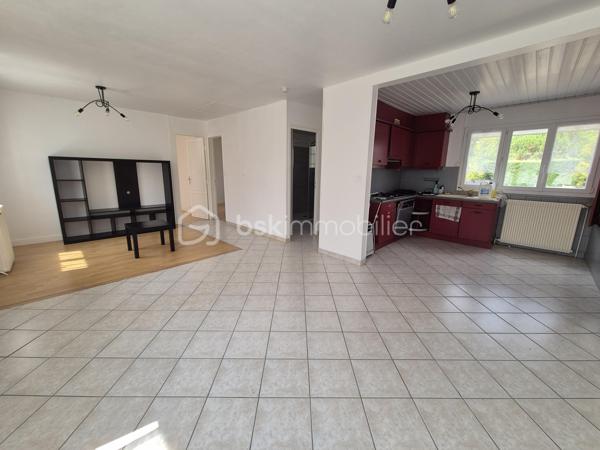 Maison sur sous-sol aménagé avec terrain de 1000 m2 environ avec une piscine hors sol et cabanons fermés.

Situé à 5 minutes à pied du centre-ville, de la gare desservant Paris Bercy et d'une grande surface, ce bien se compose :

Au sous-sol aménagé :

-  un grand garage de 20 m2 environ avec rangements divers.
-  deux chambres de 18 m2 et 12 m2.
-  une pièce buanderie de 8,27 m2 environ avec chaudière gaz, lavabos, wc et lave-linge

Au 2ème niveau :

-  une grande pièce à vivre très lumineuse et spacieuse avec cuisine ouverte de 37 m2 environ.
-  deux chambres de 10 m2 environ.
-  un dégagement pour accès wc et salle d'eau de 1 m2 environ.
-  une salle d'eau refaite à neuf de 5 m2 environ.
-  un wc séparé de 1,30 m2 environ.

Travaux importants réalisés apportant un confort maximum au bien :

-  isolation extérieure réalisée en 2023
-  gouttières en 2023
-  salle d'eau et wc (entièrement) en 2023
-  tableau électrique en 2022

Piscine extérieure hors-sol en bon état.
Menuiseries PVC double vitrage. Volets roulants éléctriques.
Fibre optique.
Taxe foncière : 1 259 €

Venez visiter rapidement ce bien habitable de suite !