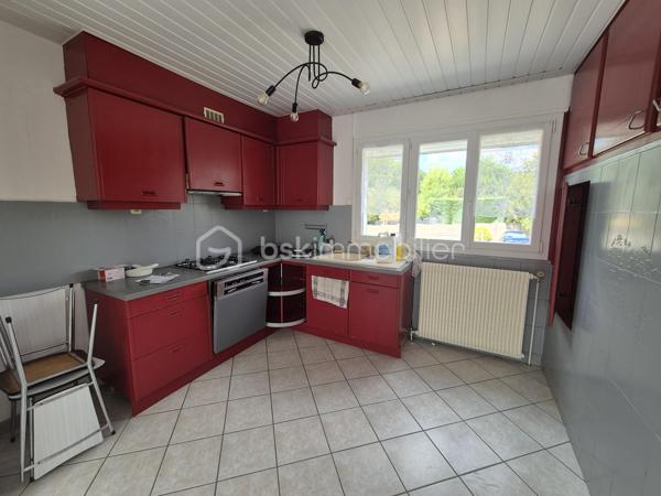 Maison sur sous-sol aménagé avec terrain de 1000 m2 environ avec une piscine hors sol et cabanons fermés.

Situé à 5 minutes à pied du centre-ville, de la gare desservant Paris Bercy et d'une grande surface, ce bien se compose :

Au sous-sol aménagé :

-  un grand garage de 20 m2 environ avec rangements divers.
-  deux chambres de 18 m2 et 12 m2.
-  une pièce buanderie de 8,27 m2 environ avec chaudière gaz, lavabos, wc et lave-linge

Au 2ème niveau :

-  une grande pièce à vivre très lumineuse et spacieuse avec cuisine ouverte de 37 m2 environ.
-  deux chambres de 10 m2 environ.
-  un dégagement pour accès wc et salle d'eau de 1 m2 environ.
-  une salle d'eau refaite à neuf de 5 m2 environ.
-  un wc séparé de 1,30 m2 environ.

Travaux importants réalisés apportant un confort maximum au bien :

-  isolation extérieure réalisée en 2023
-  gouttières en 2023
-  salle d'eau et wc (entièrement) en 2023
-  tableau électrique en 2022

Piscine extérieure hors-sol en bon état.
Menuiseries PVC double vitrage. Volets roulants éléctriques.
Fibre optique.
Taxe foncière : 1 259 €

Venez visiter rapidement ce bien habitable de suite !