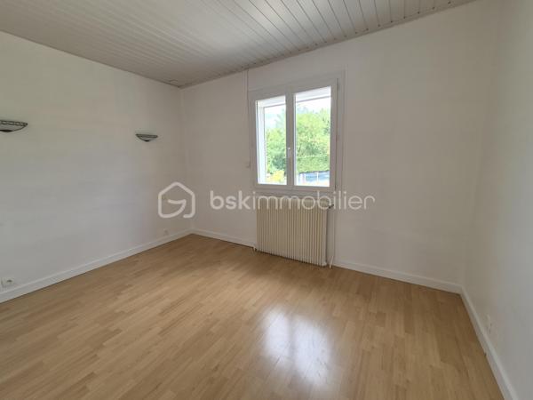 Maison sur sous-sol aménagé avec terrain de 1000 m2 environ avec une piscine hors sol et cabanons fermés.

Situé à 5 minutes à pied du centre-ville, de la gare desservant Paris Bercy et d'une grande surface, ce bien se compose :

Au sous-sol aménagé :

-  un grand garage de 20 m2 environ avec rangements divers.
-  deux chambres de 18 m2 et 12 m2.
-  une pièce buanderie de 8,27 m2 environ avec chaudière gaz, lavabos, wc et lave-linge

Au 2ème niveau :

-  une grande pièce à vivre très lumineuse et spacieuse avec cuisine ouverte de 37 m2 environ.
-  deux chambres de 10 m2 environ.
-  un dégagement pour accès wc et salle d'eau de 1 m2 environ.
-  une salle d'eau refaite à neuf de 5 m2 environ.
-  un wc séparé de 1,30 m2 environ.

Travaux importants réalisés apportant un confort maximum au bien :

-  isolation extérieure réalisée en 2023
-  gouttières en 2023
-  salle d'eau et wc (entièrement) en 2023
-  tableau électrique en 2022

Piscine extérieure hors-sol en bon état.
Menuiseries PVC double vitrage. Volets roulants éléctriques.
Fibre optique.
Taxe foncière : 1 259 €

Venez visiter rapidement ce bien habitable de suite !