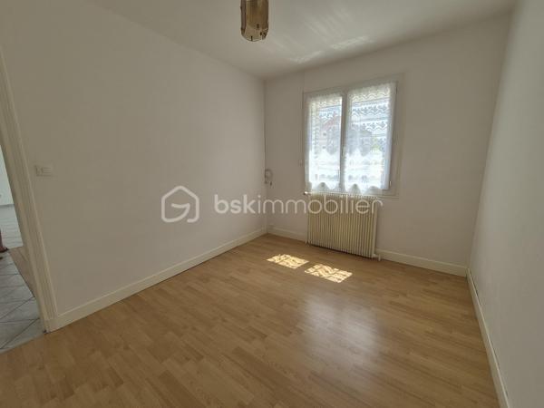 Maison sur sous-sol aménagé avec terrain de 1000 m2 environ avec une piscine hors sol et cabanons fermés.

Situé à 5 minutes à pied du centre-ville, de la gare desservant Paris Bercy et d'une grande surface, ce bien se compose :

Au sous-sol aménagé :

-  un grand garage de 20 m2 environ avec rangements divers.
-  deux chambres de 18 m2 et 12 m2.
-  une pièce buanderie de 8,27 m2 environ avec chaudière gaz, lavabos, wc et lave-linge

Au 2ème niveau :

-  une grande pièce à vivre très lumineuse et spacieuse avec cuisine ouverte de 37 m2 environ.
-  deux chambres de 10 m2 environ.
-  un dégagement pour accès wc et salle d'eau de 1 m2 environ.
-  une salle d'eau refaite à neuf de 5 m2 environ.
-  un wc séparé de 1,30 m2 environ.

Travaux importants réalisés apportant un confort maximum au bien :

-  isolation extérieure réalisée en 2023
-  gouttières en 2023
-  salle d'eau et wc (entièrement) en 2023
-  tableau électrique en 2022

Piscine extérieure hors-sol en bon état.
Menuiseries PVC double vitrage. Volets roulants éléctriques.
Fibre optique.
Taxe foncière : 1 259 €

Venez visiter rapidement ce bien habitable de suite !