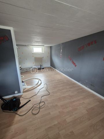 Maison sur sous-sol aménagé avec terrain de 1000 m2 environ avec une piscine hors sol et cabanons fermés.

Situé à 5 minutes à pied du centre-ville, de la gare desservant Paris Bercy et d'une grande surface, ce bien se compose :

Au sous-sol aménagé :

-  un grand garage de 20 m2 environ avec rangements divers.
-  deux chambres de 18 m2 et 12 m2.
-  une pièce buanderie de 8,27 m2 environ avec chaudière gaz, lavabos, wc et lave-linge

Au 2ème niveau :

-  une grande pièce à vivre très lumineuse et spacieuse avec cuisine ouverte de 37 m2 environ.
-  deux chambres de 10 m2 environ.
-  un dégagement pour accès wc et salle d'eau de 1 m2 environ.
-  une salle d'eau refaite à neuf de 5 m2 environ.
-  un wc séparé de 1,30 m2 environ.

Travaux importants réalisés apportant un confort maximum au bien :

-  isolation extérieure réalisée en 2023
-  gouttières en 2023
-  salle d'eau et wc (entièrement) en 2023
-  tableau électrique en 2022

Piscine extérieure hors-sol en bon état.
Menuiseries PVC double vitrage. Volets roulants éléctriques.
Fibre optique.
Taxe foncière : 1 259 €

Venez visiter rapidement ce bien habitable de suite !