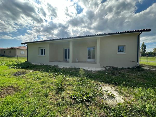 Maison contenporaine, entièrement neuve d'environ 95m² avec garage sur un terrain clos de 1100m².