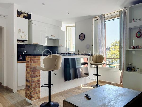 ***SOUS OFFRE***
CORBEIL-ESSONNES – RIVE DROITE

Bel appartement 4/5 pièces – Vendu loué – Investissement locatif de qualité

Situé sur la rive droite de Corbeil-Essonnes, à proximité immédiate des commerces, écoles, transports et de toutes les commodités, venez découvrir ce bel appartement de 4/5 pièces, offrant de beaux volumes et une agréable luminosité.
Au sein d'une petite copropriété de seulement 8 lots, cet appartement se compose de :
une vaste pièce de vie lumineuse,
une cuisine ouverte aménagée et équipée avec espace bar,
deux chambres confortables,
une troisième pièce pouvant accueillir un bureau, une chambre d'enfant ou une salle de jeux,
un grand dressing,
une salle de bains,
une salle d'eau,
deux WC.
L'appartement est en très bon état général et bénéficie d'un agencement fonctionnel, idéal pour une famille ou pour un investissement locatif pérenne.

Les + qui font la différence

✅ Petite copropriété de seulement 8 lots
✅ Grand séjour lumineux
✅ Cuisine ouverte moderne
✅ Deux chambres + bureau
✅ Grand dressing
✅ Salle de bains + salle d'eau
✅ Deux WC
✅ DPE : D
✅ Aucune anomalie électrique
✅ Aucune anomalie gaz
✅ Absence d'amiante
✅ Proximité immédiate des commerces, écoles et transports

Investissement sécurisé
L'appartement est vendu avec un locataire en place, générant un loyer mensuel de 980 €, permettant de bénéficier immédiatement d'un revenu locatif, sans vacance.
Cette rentabilité immédiate, associée à un appartement en excellent état technique, constitue une belle opportunité pour un investisseur souhaitant acquérir un bien sans travaux ni mauvaises surprises.

Un bien rare sur le secteur, à visiter rapidement !