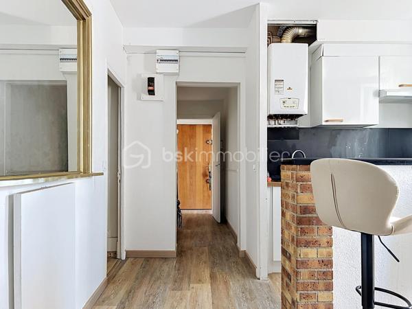 ***SOUS OFFRE***
CORBEIL-ESSONNES – RIVE DROITE

Bel appartement 4/5 pièces – Vendu loué – Investissement locatif de qualité

Situé sur la rive droite de Corbeil-Essonnes, à proximité immédiate des commerces, écoles, transports et de toutes les commodités, venez découvrir ce bel appartement de 4/5 pièces, offrant de beaux volumes et une agréable luminosité.
Au sein d'une petite copropriété de seulement 8 lots, cet appartement se compose de :
une vaste pièce de vie lumineuse,
une cuisine ouverte aménagée et équipée avec espace bar,
deux chambres confortables,
une troisième pièce pouvant accueillir un bureau, une chambre d'enfant ou une salle de jeux,
un grand dressing,
une salle de bains,
une salle d'eau,
deux WC.
L'appartement est en très bon état général et bénéficie d'un agencement fonctionnel, idéal pour une famille ou pour un investissement locatif pérenne.

Les + qui font la différence

✅ Petite copropriété de seulement 8 lots
✅ Grand séjour lumineux
✅ Cuisine ouverte moderne
✅ Deux chambres + bureau
✅ Grand dressing
✅ Salle de bains + salle d'eau
✅ Deux WC
✅ DPE : D
✅ Aucune anomalie électrique
✅ Aucune anomalie gaz
✅ Absence d'amiante
✅ Proximité immédiate des commerces, écoles et transports

Investissement sécurisé
L'appartement est vendu avec un locataire en place, générant un loyer mensuel de 980 €, permettant de bénéficier immédiatement d'un revenu locatif, sans vacance.
Cette rentabilité immédiate, associée à un appartement en excellent état technique, constitue une belle opportunité pour un investisseur souhaitant acquérir un bien sans travaux ni mauvaises surprises.

Un bien rare sur le secteur, à visiter rapidement !
