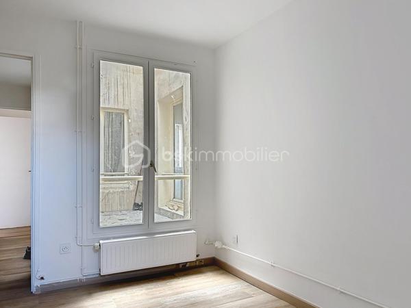 ***SOUS OFFRE***
CORBEIL-ESSONNES – RIVE DROITE

Bel appartement 4/5 pièces – Vendu loué – Investissement locatif de qualité

Situé sur la rive droite de Corbeil-Essonnes, à proximité immédiate des commerces, écoles, transports et de toutes les commodités, venez découvrir ce bel appartement de 4/5 pièces, offrant de beaux volumes et une agréable luminosité.
Au sein d'une petite copropriété de seulement 8 lots, cet appartement se compose de :
une vaste pièce de vie lumineuse,
une cuisine ouverte aménagée et équipée avec espace bar,
deux chambres confortables,
une troisième pièce pouvant accueillir un bureau, une chambre d'enfant ou une salle de jeux,
un grand dressing,
une salle de bains,
une salle d'eau,
deux WC.
L'appartement est en très bon état général et bénéficie d'un agencement fonctionnel, idéal pour une famille ou pour un investissement locatif pérenne.

Les + qui font la différence

✅ Petite copropriété de seulement 8 lots
✅ Grand séjour lumineux
✅ Cuisine ouverte moderne
✅ Deux chambres + bureau
✅ Grand dressing
✅ Salle de bains + salle d'eau
✅ Deux WC
✅ DPE : D
✅ Aucune anomalie électrique
✅ Aucune anomalie gaz
✅ Absence d'amiante
✅ Proximité immédiate des commerces, écoles et transports

Investissement sécurisé
L'appartement est vendu avec un locataire en place, générant un loyer mensuel de 980 €, permettant de bénéficier immédiatement d'un revenu locatif, sans vacance.
Cette rentabilité immédiate, associée à un appartement en excellent état technique, constitue une belle opportunité pour un investisseur souhaitant acquérir un bien sans travaux ni mauvaises surprises.

Un bien rare sur le secteur, à visiter rapidement !