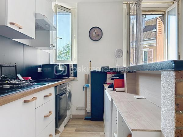 ***SOUS OFFRE***
CORBEIL-ESSONNES – RIVE DROITE

Bel appartement 4/5 pièces – Vendu loué – Investissement locatif de qualité

Situé sur la rive droite de Corbeil-Essonnes, à proximité immédiate des commerces, écoles, transports et de toutes les commodités, venez découvrir ce bel appartement de 4/5 pièces, offrant de beaux volumes et une agréable luminosité.
Au sein d'une petite copropriété de seulement 8 lots, cet appartement se compose de :
une vaste pièce de vie lumineuse,
une cuisine ouverte aménagée et équipée avec espace bar,
deux chambres confortables,
une troisième pièce pouvant accueillir un bureau, une chambre d'enfant ou une salle de jeux,
un grand dressing,
une salle de bains,
une salle d'eau,
deux WC.
L'appartement est en très bon état général et bénéficie d'un agencement fonctionnel, idéal pour une famille ou pour un investissement locatif pérenne.

Les + qui font la différence

✅ Petite copropriété de seulement 8 lots
✅ Grand séjour lumineux
✅ Cuisine ouverte moderne
✅ Deux chambres + bureau
✅ Grand dressing
✅ Salle de bains + salle d'eau
✅ Deux WC
✅ DPE : D
✅ Aucune anomalie électrique
✅ Aucune anomalie gaz
✅ Absence d'amiante
✅ Proximité immédiate des commerces, écoles et transports

Investissement sécurisé
L'appartement est vendu avec un locataire en place, générant un loyer mensuel de 980 €, permettant de bénéficier immédiatement d'un revenu locatif, sans vacance.
Cette rentabilité immédiate, associée à un appartement en excellent état technique, constitue une belle opportunité pour un investisseur souhaitant acquérir un bien sans travaux ni mauvaises surprises.

Un bien rare sur le secteur, à visiter rapidement !