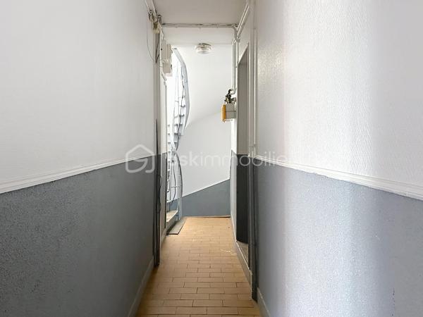 ***SOUS OFFRE***
CORBEIL-ESSONNES – RIVE DROITE

Bel appartement 4/5 pièces – Vendu loué – Investissement locatif de qualité

Situé sur la rive droite de Corbeil-Essonnes, à proximité immédiate des commerces, écoles, transports et de toutes les commodités, venez découvrir ce bel appartement de 4/5 pièces, offrant de beaux volumes et une agréable luminosité.
Au sein d'une petite copropriété de seulement 8 lots, cet appartement se compose de :
une vaste pièce de vie lumineuse,
une cuisine ouverte aménagée et équipée avec espace bar,
deux chambres confortables,
une troisième pièce pouvant accueillir un bureau, une chambre d'enfant ou une salle de jeux,
un grand dressing,
une salle de bains,
une salle d'eau,
deux WC.
L'appartement est en très bon état général et bénéficie d'un agencement fonctionnel, idéal pour une famille ou pour un investissement locatif pérenne.

Les + qui font la différence

✅ Petite copropriété de seulement 8 lots
✅ Grand séjour lumineux
✅ Cuisine ouverte moderne
✅ Deux chambres + bureau
✅ Grand dressing
✅ Salle de bains + salle d'eau
✅ Deux WC
✅ DPE : D
✅ Aucune anomalie électrique
✅ Aucune anomalie gaz
✅ Absence d'amiante
✅ Proximité immédiate des commerces, écoles et transports

Investissement sécurisé
L'appartement est vendu avec un locataire en place, générant un loyer mensuel de 980 €, permettant de bénéficier immédiatement d'un revenu locatif, sans vacance.
Cette rentabilité immédiate, associée à un appartement en excellent état technique, constitue une belle opportunité pour un investisseur souhaitant acquérir un bien sans travaux ni mauvaises surprises.

Un bien rare sur le secteur, à visiter rapidement !