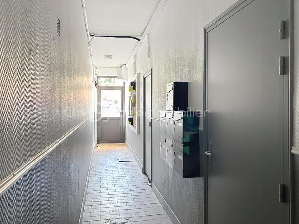 ***SOUS OFFRE***
CORBEIL-ESSONNES – RIVE DROITE

Bel appartement 4/5 pièces – Vendu loué – Investissement locatif de qualité

Situé sur la rive droite de Corbeil-Essonnes, à proximité immédiate des commerces, écoles, transports et de toutes les commodités, venez découvrir ce bel appartement de 4/5 pièces, offrant de beaux volumes et une agréable luminosité.
Au sein d'une petite copropriété de seulement 8 lots, cet appartement se compose de :
une vaste pièce de vie lumineuse,
une cuisine ouverte aménagée et équipée avec espace bar,
deux chambres confortables,
une troisième pièce pouvant accueillir un bureau, une chambre d'enfant ou une salle de jeux,
un grand dressing,
une salle de bains,
une salle d'eau,
deux WC.
L'appartement est en très bon état général et bénéficie d'un agencement fonctionnel, idéal pour une famille ou pour un investissement locatif pérenne.

Les + qui font la différence

✅ Petite copropriété de seulement 8 lots
✅ Grand séjour lumineux
✅ Cuisine ouverte moderne
✅ Deux chambres + bureau
✅ Grand dressing
✅ Salle de bains + salle d'eau
✅ Deux WC
✅ DPE : D
✅ Aucune anomalie électrique
✅ Aucune anomalie gaz
✅ Absence d'amiante
✅ Proximité immédiate des commerces, écoles et transports

Investissement sécurisé
L'appartement est vendu avec un locataire en place, générant un loyer mensuel de 980 €, permettant de bénéficier immédiatement d'un revenu locatif, sans vacance.
Cette rentabilité immédiate, associée à un appartement en excellent état technique, constitue une belle opportunité pour un investisseur souhaitant acquérir un bien sans travaux ni mauvaises surprises.

Un bien rare sur le secteur, à visiter rapidement !