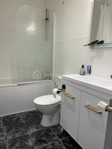 ***SOUS OFFRE***
CORBEIL-ESSONNES – RIVE DROITE

Bel appartement 4/5 pièces – Vendu loué – Investissement locatif de qualité

Situé sur la rive droite de Corbeil-Essonnes, à proximité immédiate des commerces, écoles, transports et de toutes les commodités, venez découvrir ce bel appartement de 4/5 pièces, offrant de beaux volumes et une agréable luminosité.
Au sein d'une petite copropriété de seulement 8 lots, cet appartement se compose de :
une vaste pièce de vie lumineuse,
une cuisine ouverte aménagée et équipée avec espace bar,
deux chambres confortables,
une troisième pièce pouvant accueillir un bureau, une chambre d'enfant ou une salle de jeux,
un grand dressing,
une salle de bains,
une salle d'eau,
deux WC.
L'appartement est en très bon état général et bénéficie d'un agencement fonctionnel, idéal pour une famille ou pour un investissement locatif pérenne.

Les + qui font la différence

✅ Petite copropriété de seulement 8 lots
✅ Grand séjour lumineux
✅ Cuisine ouverte moderne
✅ Deux chambres + bureau
✅ Grand dressing
✅ Salle de bains + salle d'eau
✅ Deux WC
✅ DPE : D
✅ Aucune anomalie électrique
✅ Aucune anomalie gaz
✅ Absence d'amiante
✅ Proximité immédiate des commerces, écoles et transports

Investissement sécurisé
L'appartement est vendu avec un locataire en place, générant un loyer mensuel de 980 €, permettant de bénéficier immédiatement d'un revenu locatif, sans vacance.
Cette rentabilité immédiate, associée à un appartement en excellent état technique, constitue une belle opportunité pour un investisseur souhaitant acquérir un bien sans travaux ni mauvaises surprises.

Un bien rare sur le secteur, à visiter rapidement !