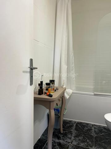 ***SOUS OFFRE***
CORBEIL-ESSONNES – RIVE DROITE

Bel appartement 4/5 pièces – Vendu loué – Investissement locatif de qualité

Situé sur la rive droite de Corbeil-Essonnes, à proximité immédiate des commerces, écoles, transports et de toutes les commodités, venez découvrir ce bel appartement de 4/5 pièces, offrant de beaux volumes et une agréable luminosité.
Au sein d'une petite copropriété de seulement 8 lots, cet appartement se compose de :
une vaste pièce de vie lumineuse,
une cuisine ouverte aménagée et équipée avec espace bar,
deux chambres confortables,
une troisième pièce pouvant accueillir un bureau, une chambre d'enfant ou une salle de jeux,
un grand dressing,
une salle de bains,
une salle d'eau,
deux WC.
L'appartement est en très bon état général et bénéficie d'un agencement fonctionnel, idéal pour une famille ou pour un investissement locatif pérenne.

Les + qui font la différence

✅ Petite copropriété de seulement 8 lots
✅ Grand séjour lumineux
✅ Cuisine ouverte moderne
✅ Deux chambres + bureau
✅ Grand dressing
✅ Salle de bains + salle d'eau
✅ Deux WC
✅ DPE : D
✅ Aucune anomalie électrique
✅ Aucune anomalie gaz
✅ Absence d'amiante
✅ Proximité immédiate des commerces, écoles et transports

Investissement sécurisé
L'appartement est vendu avec un locataire en place, générant un loyer mensuel de 980 €, permettant de bénéficier immédiatement d'un revenu locatif, sans vacance.
Cette rentabilité immédiate, associée à un appartement en excellent état technique, constitue une belle opportunité pour un investisseur souhaitant acquérir un bien sans travaux ni mauvaises surprises.

Un bien rare sur le secteur, à visiter rapidement !