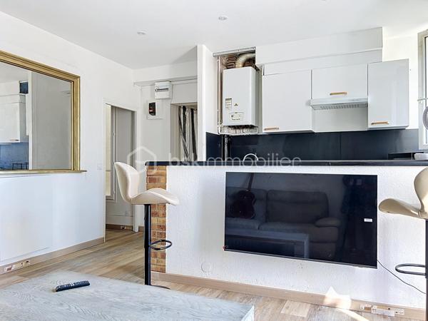 ***SOUS OFFRE***
CORBEIL-ESSONNES – RIVE DROITE

Bel appartement 4/5 pièces – Vendu loué – Investissement locatif de qualité

Situé sur la rive droite de Corbeil-Essonnes, à proximité immédiate des commerces, écoles, transports et de toutes les commodités, venez découvrir ce bel appartement de 4/5 pièces, offrant de beaux volumes et une agréable luminosité.
Au sein d'une petite copropriété de seulement 8 lots, cet appartement se compose de :
une vaste pièce de vie lumineuse,
une cuisine ouverte aménagée et équipée avec espace bar,
deux chambres confortables,
une troisième pièce pouvant accueillir un bureau, une chambre d'enfant ou une salle de jeux,
un grand dressing,
une salle de bains,
une salle d'eau,
deux WC.
L'appartement est en très bon état général et bénéficie d'un agencement fonctionnel, idéal pour une famille ou pour un investissement locatif pérenne.

Les + qui font la différence

✅ Petite copropriété de seulement 8 lots
✅ Grand séjour lumineux
✅ Cuisine ouverte moderne
✅ Deux chambres + bureau
✅ Grand dressing
✅ Salle de bains + salle d'eau
✅ Deux WC
✅ DPE : D
✅ Aucune anomalie électrique
✅ Aucune anomalie gaz
✅ Absence d'amiante
✅ Proximité immédiate des commerces, écoles et transports

Investissement sécurisé
L'appartement est vendu avec un locataire en place, générant un loyer mensuel de 980 €, permettant de bénéficier immédiatement d'un revenu locatif, sans vacance.
Cette rentabilité immédiate, associée à un appartement en excellent état technique, constitue une belle opportunité pour un investisseur souhaitant acquérir un bien sans travaux ni mauvaises surprises.

Un bien rare sur le secteur, à visiter rapidement !
