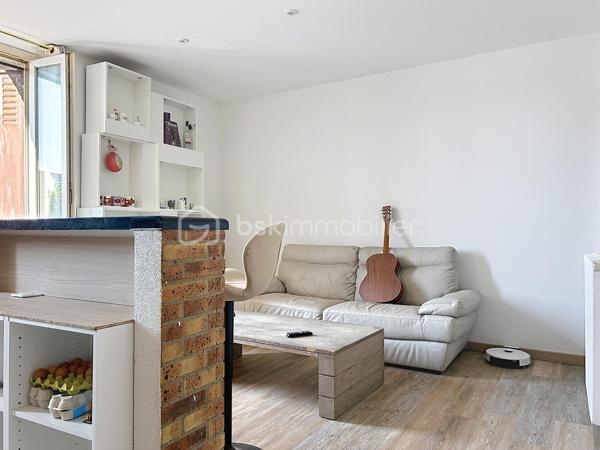 ***SOUS OFFRE***
CORBEIL-ESSONNES – RIVE DROITE

Bel appartement 4/5 pièces – Vendu loué – Investissement locatif de qualité

Situé sur la rive droite de Corbeil-Essonnes, à proximité immédiate des commerces, écoles, transports et de toutes les commodités, venez découvrir ce bel appartement de 4/5 pièces, offrant de beaux volumes et une agréable luminosité.
Au sein d'une petite copropriété de seulement 8 lots, cet appartement se compose de :
une vaste pièce de vie lumineuse,
une cuisine ouverte aménagée et équipée avec espace bar,
deux chambres confortables,
une troisième pièce pouvant accueillir un bureau, une chambre d'enfant ou une salle de jeux,
un grand dressing,
une salle de bains,
une salle d'eau,
deux WC.
L'appartement est en très bon état général et bénéficie d'un agencement fonctionnel, idéal pour une famille ou pour un investissement locatif pérenne.

Les + qui font la différence

✅ Petite copropriété de seulement 8 lots
✅ Grand séjour lumineux
✅ Cuisine ouverte moderne
✅ Deux chambres + bureau
✅ Grand dressing
✅ Salle de bains + salle d'eau
✅ Deux WC
✅ DPE : D
✅ Aucune anomalie électrique
✅ Aucune anomalie gaz
✅ Absence d'amiante
✅ Proximité immédiate des commerces, écoles et transports

Investissement sécurisé
L'appartement est vendu avec un locataire en place, générant un loyer mensuel de 980 €, permettant de bénéficier immédiatement d'un revenu locatif, sans vacance.
Cette rentabilité immédiate, associée à un appartement en excellent état technique, constitue une belle opportunité pour un investisseur souhaitant acquérir un bien sans travaux ni mauvaises surprises.

Un bien rare sur le secteur, à visiter rapidement !