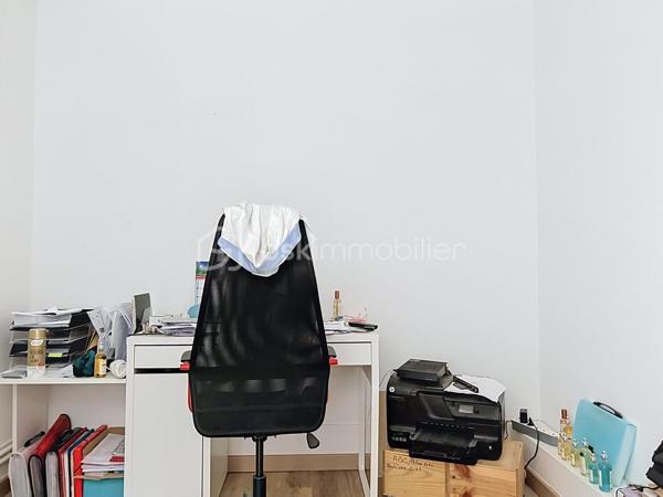 ***SOUS OFFRE***
CORBEIL-ESSONNES – RIVE DROITE

Bel appartement 4/5 pièces – Vendu loué – Investissement locatif de qualité

Situé sur la rive droite de Corbeil-Essonnes, à proximité immédiate des commerces, écoles, transports et de toutes les commodités, venez découvrir ce bel appartement de 4/5 pièces, offrant de beaux volumes et une agréable luminosité.
Au sein d'une petite copropriété de seulement 8 lots, cet appartement se compose de :
une vaste pièce de vie lumineuse,
une cuisine ouverte aménagée et équipée avec espace bar,
deux chambres confortables,
une troisième pièce pouvant accueillir un bureau, une chambre d'enfant ou une salle de jeux,
un grand dressing,
une salle de bains,
une salle d'eau,
deux WC.
L'appartement est en très bon état général et bénéficie d'un agencement fonctionnel, idéal pour une famille ou pour un investissement locatif pérenne.

Les + qui font la différence

✅ Petite copropriété de seulement 8 lots
✅ Grand séjour lumineux
✅ Cuisine ouverte moderne
✅ Deux chambres + bureau
✅ Grand dressing
✅ Salle de bains + salle d'eau
✅ Deux WC
✅ DPE : D
✅ Aucune anomalie électrique
✅ Aucune anomalie gaz
✅ Absence d'amiante
✅ Proximité immédiate des commerces, écoles et transports

Investissement sécurisé
L'appartement est vendu avec un locataire en place, générant un loyer mensuel de 980 €, permettant de bénéficier immédiatement d'un revenu locatif, sans vacance.
Cette rentabilité immédiate, associée à un appartement en excellent état technique, constitue une belle opportunité pour un investisseur souhaitant acquérir un bien sans travaux ni mauvaises surprises.

Un bien rare sur le secteur, à visiter rapidement !