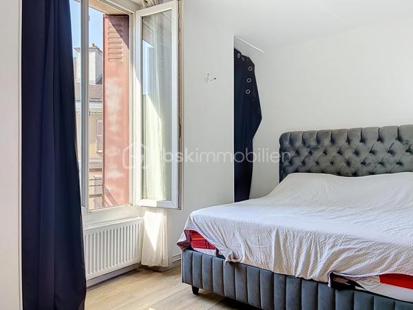 ***SOUS OFFRE***
CORBEIL-ESSONNES – RIVE DROITE

Bel appartement 4/5 pièces – Vendu loué – Investissement locatif de qualité

Situé sur la rive droite de Corbeil-Essonnes, à proximité immédiate des commerces, écoles, transports et de toutes les commodités, venez découvrir ce bel appartement de 4/5 pièces, offrant de beaux volumes et une agréable luminosité.
Au sein d'une petite copropriété de seulement 8 lots, cet appartement se compose de :
une vaste pièce de vie lumineuse,
une cuisine ouverte aménagée et équipée avec espace bar,
deux chambres confortables,
une troisième pièce pouvant accueillir un bureau, une chambre d'enfant ou une salle de jeux,
un grand dressing,
une salle de bains,
une salle d'eau,
deux WC.
L'appartement est en très bon état général et bénéficie d'un agencement fonctionnel, idéal pour une famille ou pour un investissement locatif pérenne.

Les + qui font la différence

✅ Petite copropriété de seulement 8 lots
✅ Grand séjour lumineux
✅ Cuisine ouverte moderne
✅ Deux chambres + bureau
✅ Grand dressing
✅ Salle de bains + salle d'eau
✅ Deux WC
✅ DPE : D
✅ Aucune anomalie électrique
✅ Aucune anomalie gaz
✅ Absence d'amiante
✅ Proximité immédiate des commerces, écoles et transports

Investissement sécurisé
L'appartement est vendu avec un locataire en place, générant un loyer mensuel de 980 €, permettant de bénéficier immédiatement d'un revenu locatif, sans vacance.
Cette rentabilité immédiate, associée à un appartement en excellent état technique, constitue une belle opportunité pour un investisseur souhaitant acquérir un bien sans travaux ni mauvaises surprises.

Un bien rare sur le secteur, à visiter rapidement !