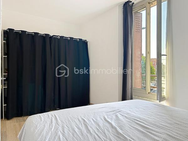 ***SOUS OFFRE***
CORBEIL-ESSONNES – RIVE DROITE

Bel appartement 4/5 pièces – Vendu loué – Investissement locatif de qualité

Situé sur la rive droite de Corbeil-Essonnes, à proximité immédiate des commerces, écoles, transports et de toutes les commodités, venez découvrir ce bel appartement de 4/5 pièces, offrant de beaux volumes et une agréable luminosité.
Au sein d'une petite copropriété de seulement 8 lots, cet appartement se compose de :
une vaste pièce de vie lumineuse,
une cuisine ouverte aménagée et équipée avec espace bar,
deux chambres confortables,
une troisième pièce pouvant accueillir un bureau, une chambre d'enfant ou une salle de jeux,
un grand dressing,
une salle de bains,
une salle d'eau,
deux WC.
L'appartement est en très bon état général et bénéficie d'un agencement fonctionnel, idéal pour une famille ou pour un investissement locatif pérenne.

Les + qui font la différence

✅ Petite copropriété de seulement 8 lots
✅ Grand séjour lumineux
✅ Cuisine ouverte moderne
✅ Deux chambres + bureau
✅ Grand dressing
✅ Salle de bains + salle d'eau
✅ Deux WC
✅ DPE : D
✅ Aucune anomalie électrique
✅ Aucune anomalie gaz
✅ Absence d'amiante
✅ Proximité immédiate des commerces, écoles et transports

Investissement sécurisé
L'appartement est vendu avec un locataire en place, générant un loyer mensuel de 980 €, permettant de bénéficier immédiatement d'un revenu locatif, sans vacance.
Cette rentabilité immédiate, associée à un appartement en excellent état technique, constitue une belle opportunité pour un investisseur souhaitant acquérir un bien sans travaux ni mauvaises surprises.

Un bien rare sur le secteur, à visiter rapidement !