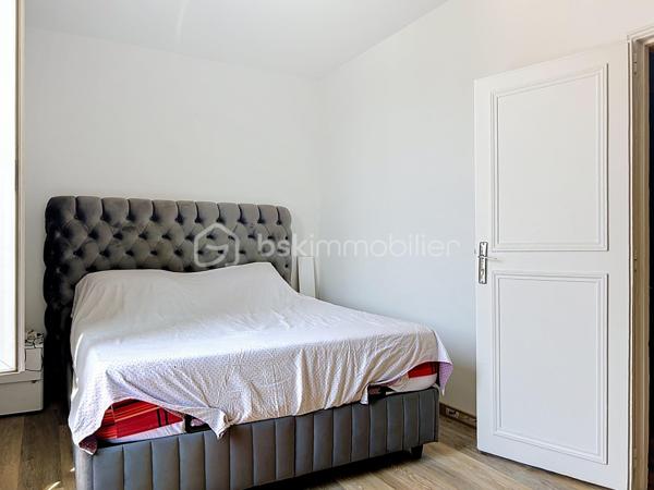***SOUS OFFRE***
CORBEIL-ESSONNES – RIVE DROITE

Bel appartement 4/5 pièces – Vendu loué – Investissement locatif de qualité

Situé sur la rive droite de Corbeil-Essonnes, à proximité immédiate des commerces, écoles, transports et de toutes les commodités, venez découvrir ce bel appartement de 4/5 pièces, offrant de beaux volumes et une agréable luminosité.
Au sein d'une petite copropriété de seulement 8 lots, cet appartement se compose de :
une vaste pièce de vie lumineuse,
une cuisine ouverte aménagée et équipée avec espace bar,
deux chambres confortables,
une troisième pièce pouvant accueillir un bureau, une chambre d'enfant ou une salle de jeux,
un grand dressing,
une salle de bains,
une salle d'eau,
deux WC.
L'appartement est en très bon état général et bénéficie d'un agencement fonctionnel, idéal pour une famille ou pour un investissement locatif pérenne.

Les + qui font la différence

✅ Petite copropriété de seulement 8 lots
✅ Grand séjour lumineux
✅ Cuisine ouverte moderne
✅ Deux chambres + bureau
✅ Grand dressing
✅ Salle de bains + salle d'eau
✅ Deux WC
✅ DPE : D
✅ Aucune anomalie électrique
✅ Aucune anomalie gaz
✅ Absence d'amiante
✅ Proximité immédiate des commerces, écoles et transports

Investissement sécurisé
L'appartement est vendu avec un locataire en place, générant un loyer mensuel de 980 €, permettant de bénéficier immédiatement d'un revenu locatif, sans vacance.
Cette rentabilité immédiate, associée à un appartement en excellent état technique, constitue une belle opportunité pour un investisseur souhaitant acquérir un bien sans travaux ni mauvaises surprises.

Un bien rare sur le secteur, à visiter rapidement !